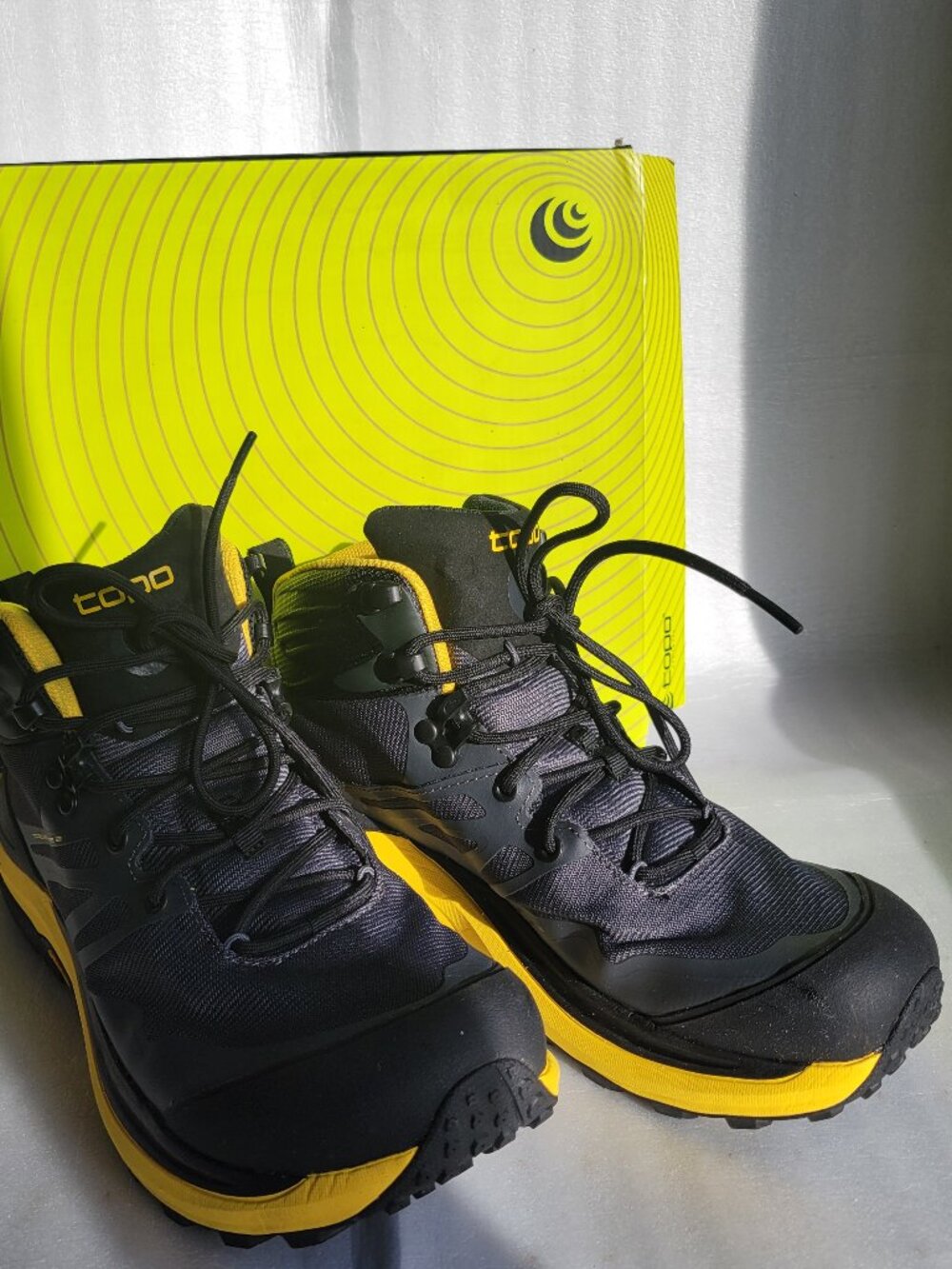 NIB! Topo Trailventure 2 low drop Hiking Boots Men Charcoal/Mustard 9 M053